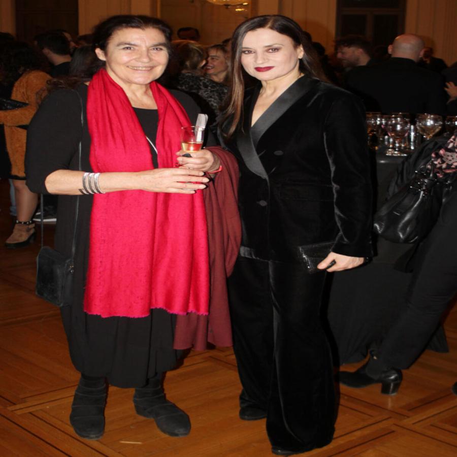 Καρυοφυλλιά Καραμπέτη: Η νέα της εμφάνιση που είναι ο ορισμός της κομψότητας – Παραμένει όμορφη και σικ στα 63 της