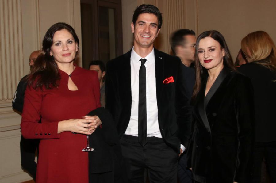 Καρυοφυλλιά Καραμπέτη: Η νέα της εμφάνιση που είναι ο ορισμός της κομψότητας – Παραμένει όμορφη και σικ στα 63 της