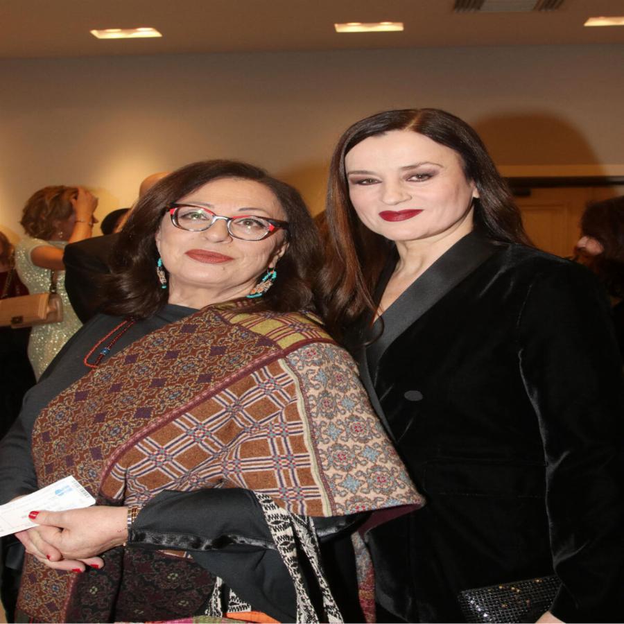 Καρυοφυλλιά Καραμπέτη: Η νέα της εμφάνιση που είναι ο ορισμός της κομψότητας – Παραμένει όμορφη και σικ στα 63 της