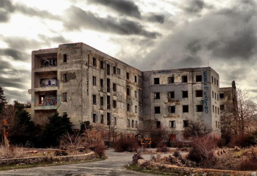 Πάρνηθα: Η ιστορία του «στοιχειωμένου» πύργου «φάντασμα», που νοσηλεύονταν και ο ποιητής Γιάννης Ρίτσος