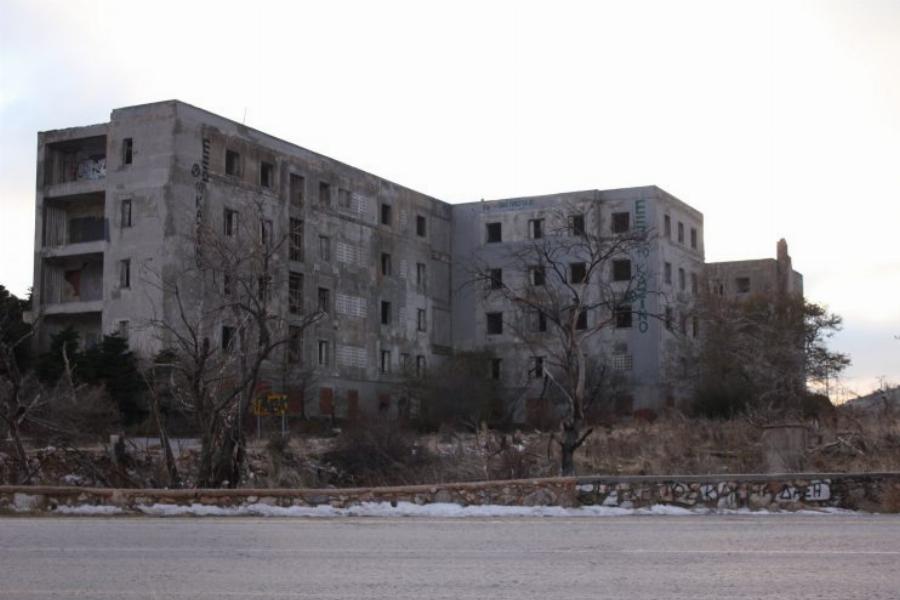 Πάρνηθα: Η ιστορία του «στοιχειωμένου» πύργου «φάντασμα», που νοσηλεύονταν και ο ποιητής Γιάννης Ρίτσος