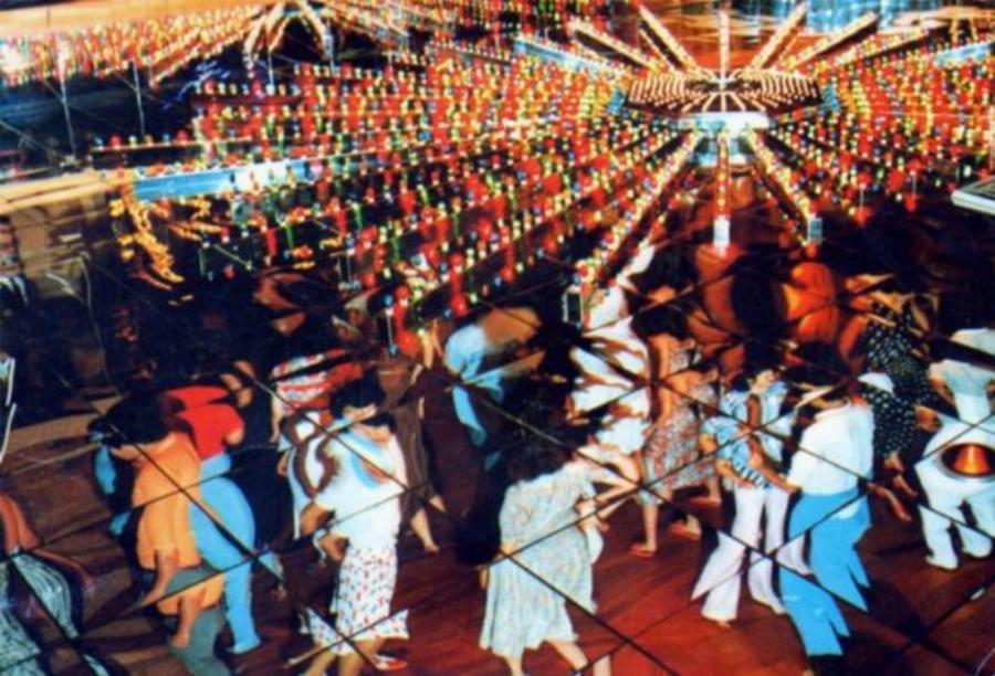 Τότε που έπαιρναν φωτιά οι νύχτες: Oι ντισκοτέκ της δεκαετίας του ‘80 που άφησαν εποχή