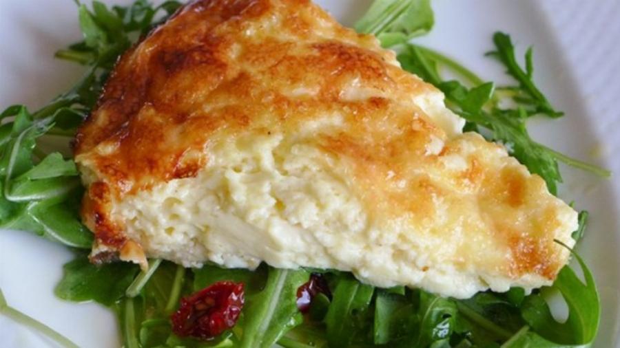 Κυριακάτικη συνταγή: «Ορφανή» τυρόπιτα με γιαούρτι και χωρίς φύλλο που θα σας ξετρελάνει