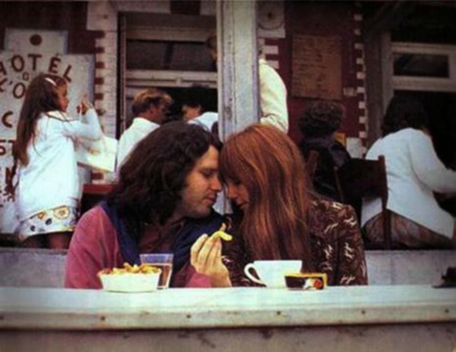 Τζιμ Μόρισον: Ο περίεργος θάνατος του, οι τελευταίες φωτογραφίες του και ο τάφος με την επιγραφή στα αρχαία Ελληνικά