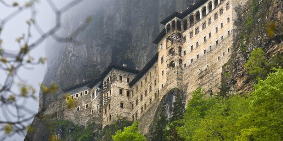 Μετατράπηκε σε κλαμπ η Παναγία Σουμελά – Η οργισμένη αντίδραση της Ελλάδας