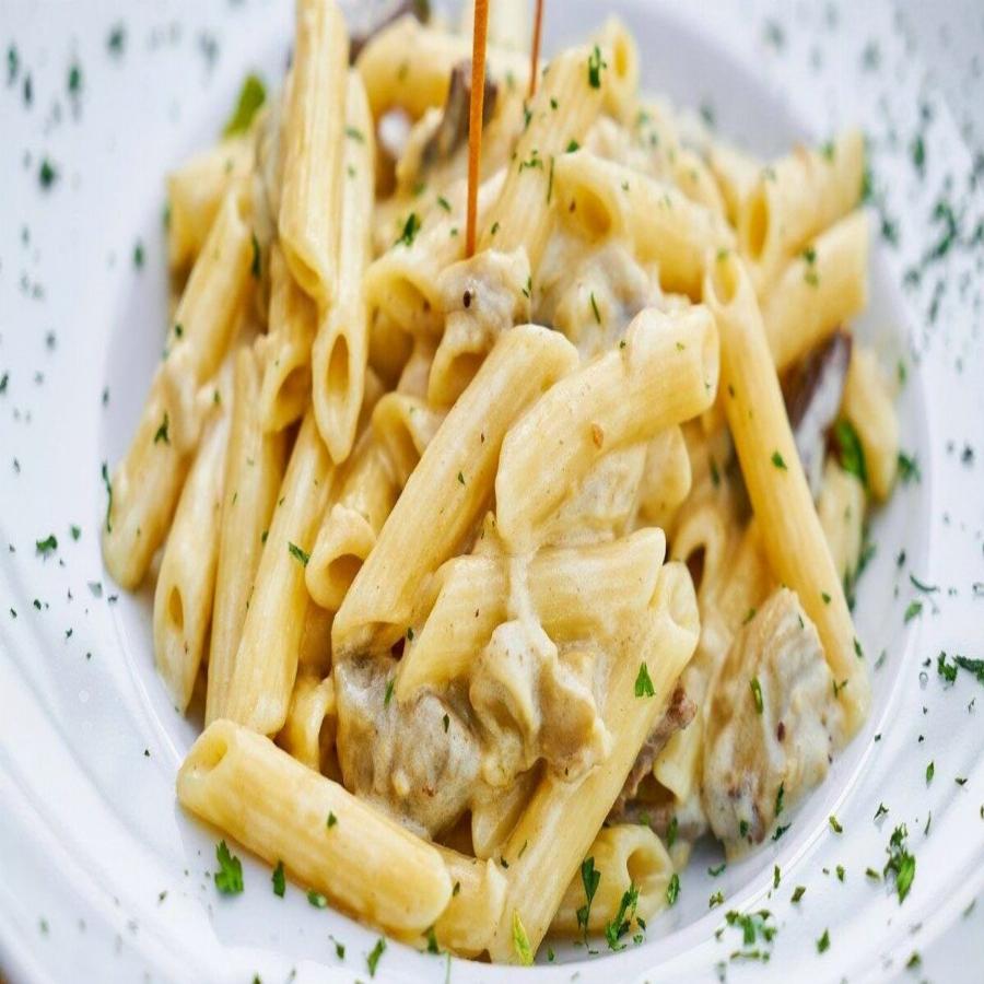 Πένες φούρνου με κοτόπουλο: Η πιο λαχταριστή συνταγή με την γραβιέρα και την παρμεζάνα για ένα τέλειο αποτέλεσμα