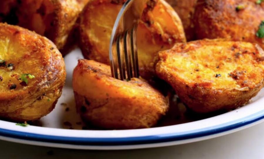 Πατάτες φούρνου: Το μυστικό για ένα τραγανό και πεντανόστιμο αποτέλεσμα χωρίς περιττά λάδια