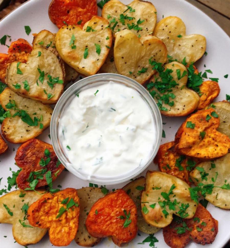 Μοναδικές πατάτες φούρνου: Εύκολη συνταγή με σως σκόρδου – Τραγανές απ᾽ έξω, μαλακές από μέσα