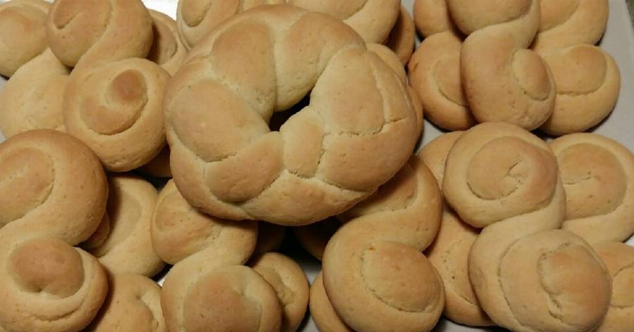 Εκπληκτικό αποτέλεσμα: Το έξυπνο κόλπο με τις φλούδες του μήλου στο τάπερ με το κέικ