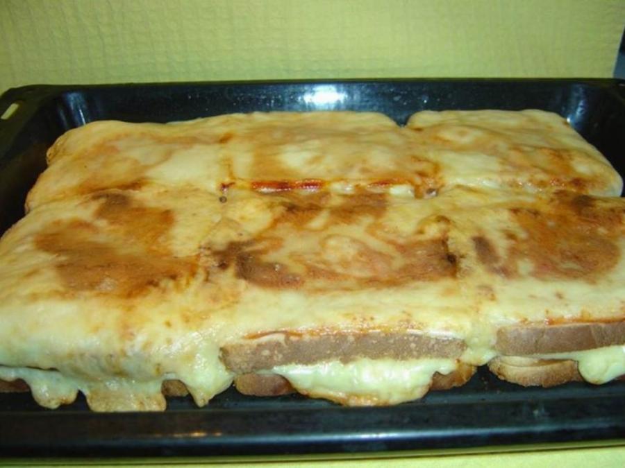 Μια πανεύκολη, οικονομική και λαχταριστή συνταγή: Η πίτσα τοστ της Ελένης θα ξετρελάνει τα παιδιά σας