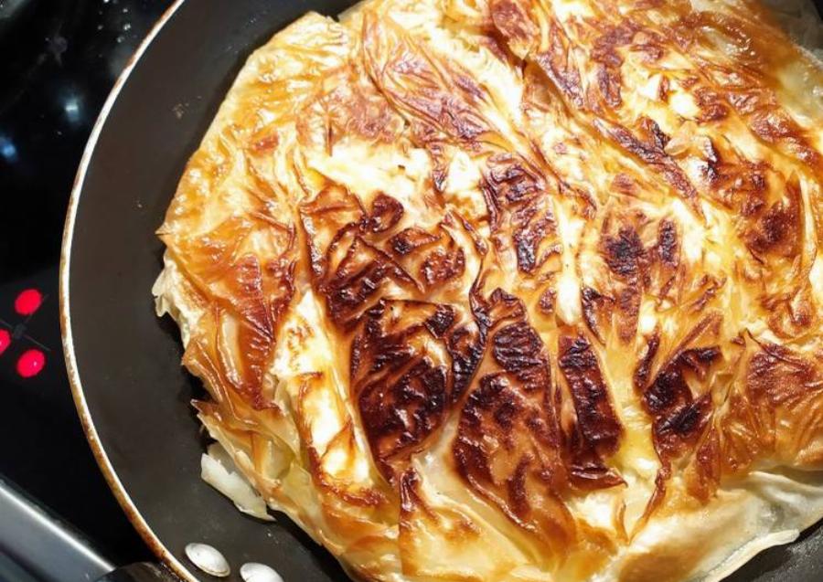 Λαχταριστή τυρόπιτα στο τηγάνι: Μια γρήγορη και εύκολη συνταγή – Έτοιμη σε λίγα λεπτά