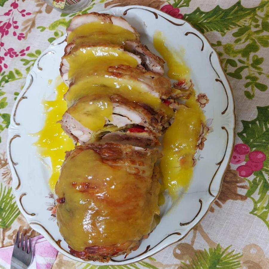 Ζουμερό ρολό κοτόπουλο: Η εύκολη συνταγή με μελωμένες πατάτες φούρνου