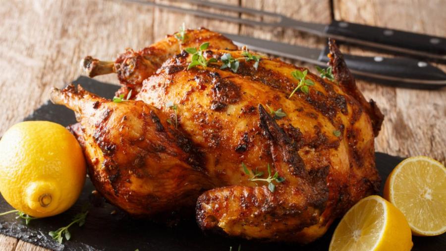 Μην την ξαναπετάξετε ποτέ: Τα πραγματικά οφέλη της πέτσας του κοτόπουλου στον οργανισμό