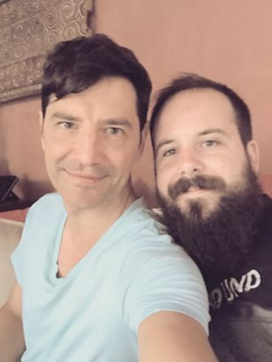 Δεν είναι μόνο ο Απόστολος Ρουβάς: Δείτε για πρώτη φορά και τα 3 αδέλφια του Σάκη