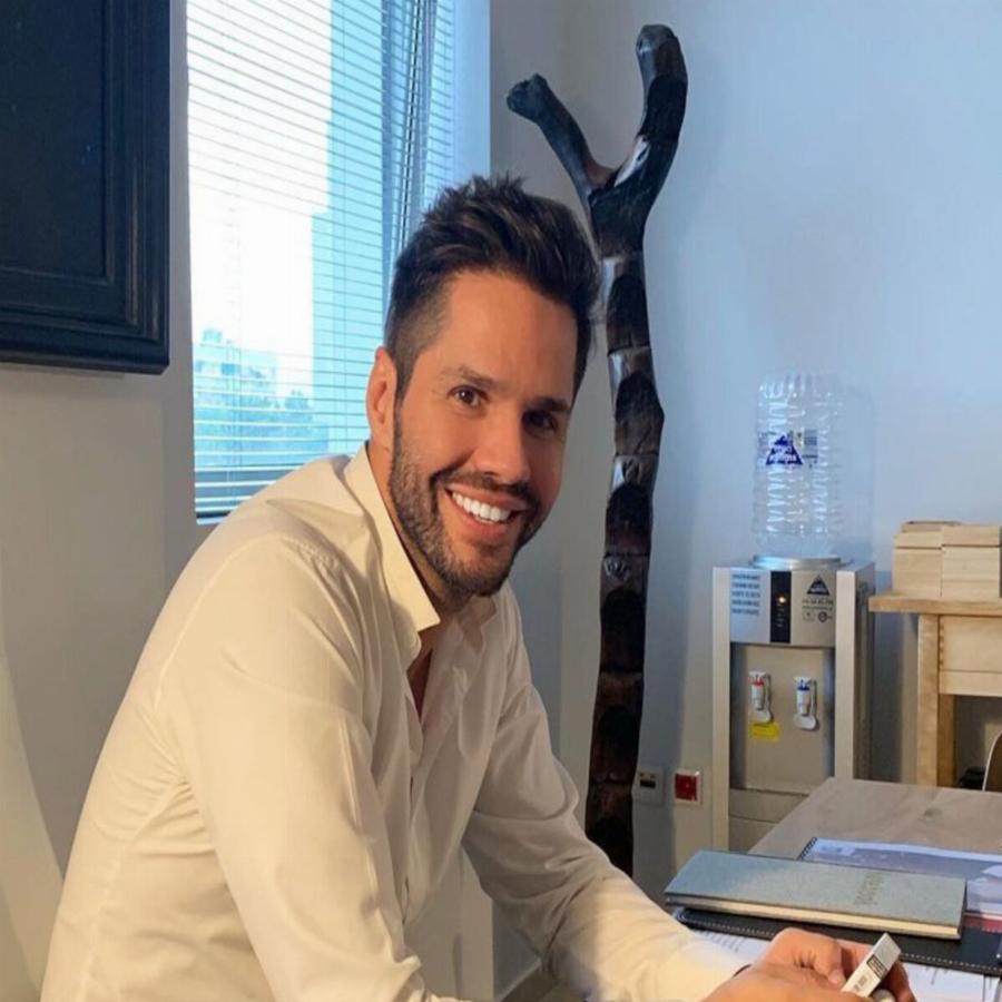 Γιώργος Τσαλίκης: Το πανέμορφο πέτρινο τζάκι που έχει στην κρεβατοκάμαρα του