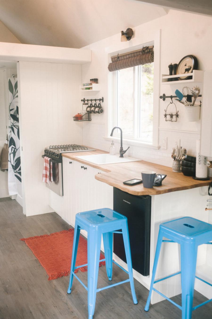 Μικροσκοπικό ξύλινο τροχόσπιτο: Έχει μέχρι και τζάκι – Το υπέροχο εσωτερικό είναι καλύτερο από σαλέ στην Αράχωβα