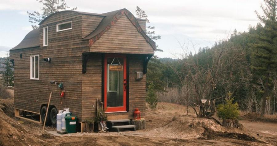 Μικροσκοπικό ξύλινο τροχόσπιτο: Έχει μέχρι και τζάκι – Το υπέροχο εσωτερικό είναι καλύτερο από σαλέ στην Αράχωβα