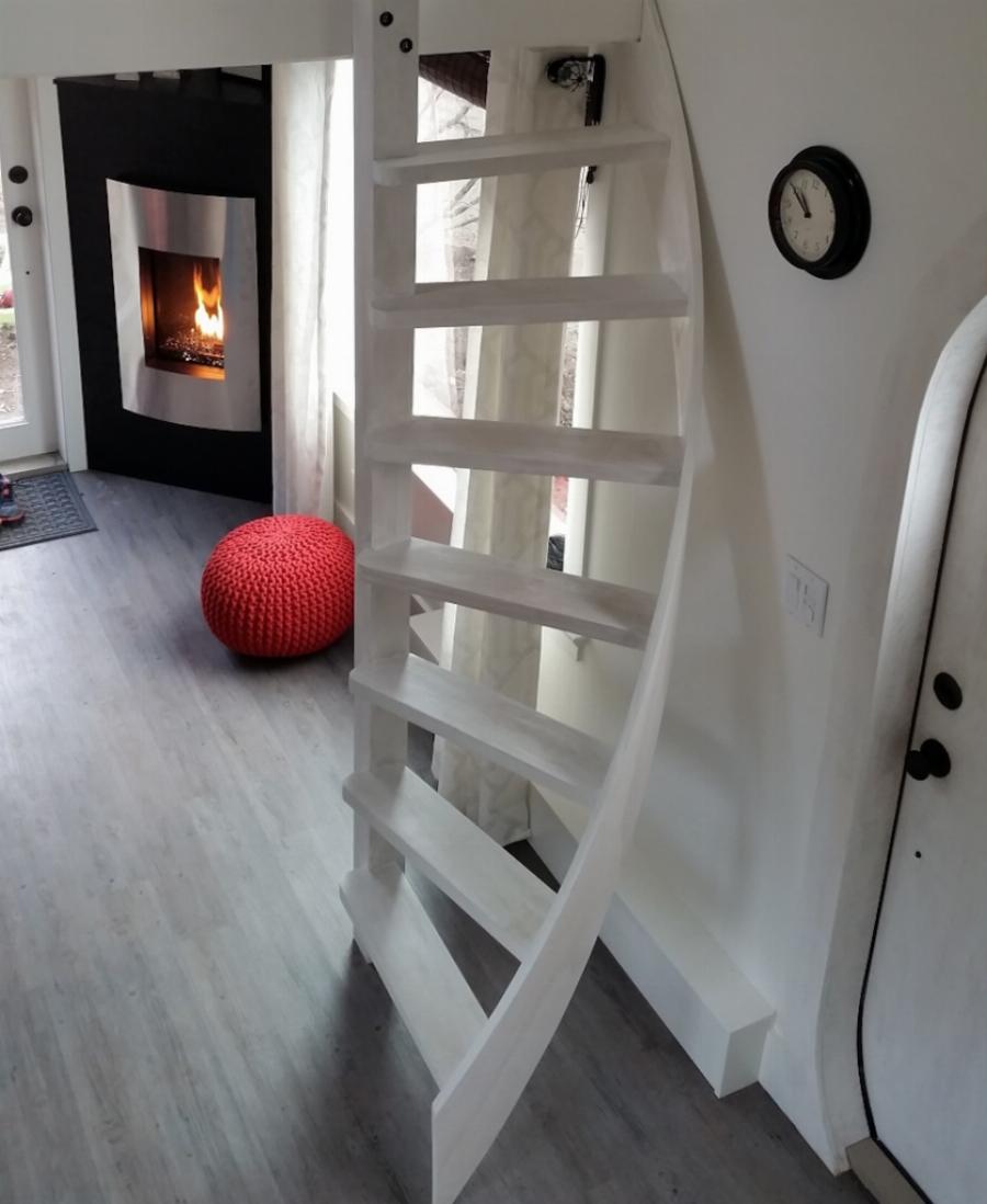 Μικροσκοπικό ξύλινο τροχόσπιτο: Έχει μέχρι και τζάκι – Το υπέροχο εσωτερικό είναι καλύτερο από σαλέ στην Αράχωβα