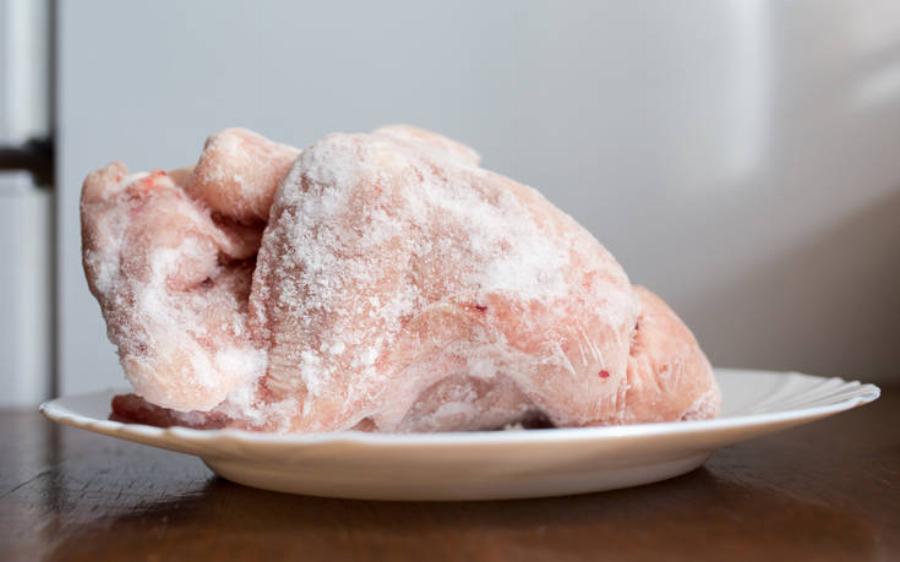 Προσοχή λάθος: Το επικίνδυνο σφάλμα που γίνεται στο ξεπάγωμα του κοτόπουλου