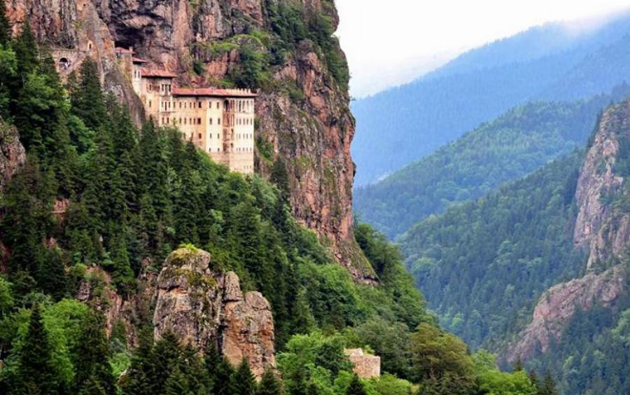 Μετατράπηκε σε κλαμπ η Παναγία Σουμελά – Η οργισμένη αντίδραση της Ελλάδας