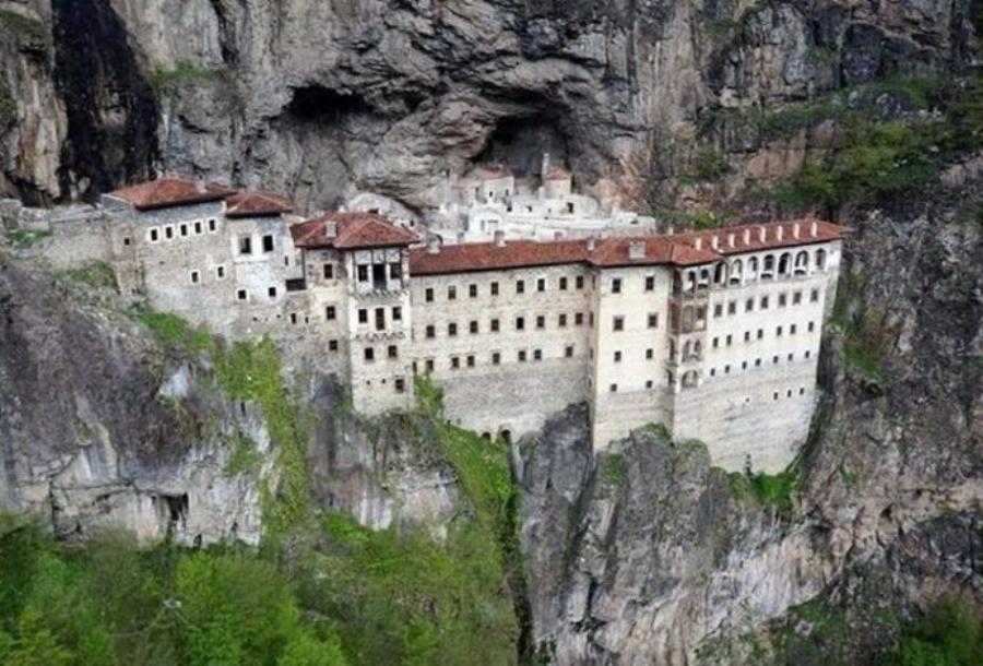 Παναγία Σουμελά: Μετέτρεψαν σε κλαμπ την ιστορική μονή για τα γυρίσματα βιντεοκλίπ