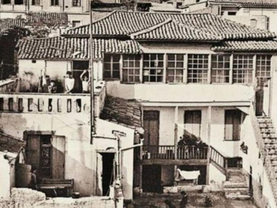 Οικία Κοκοβίκου στην Πλάκα: Ο οίκος του Αντωνάκη και της Ελενίτσας που δεν πουλήθηκε ποτέ – Η παρατημένη εικόνα του σήμερα