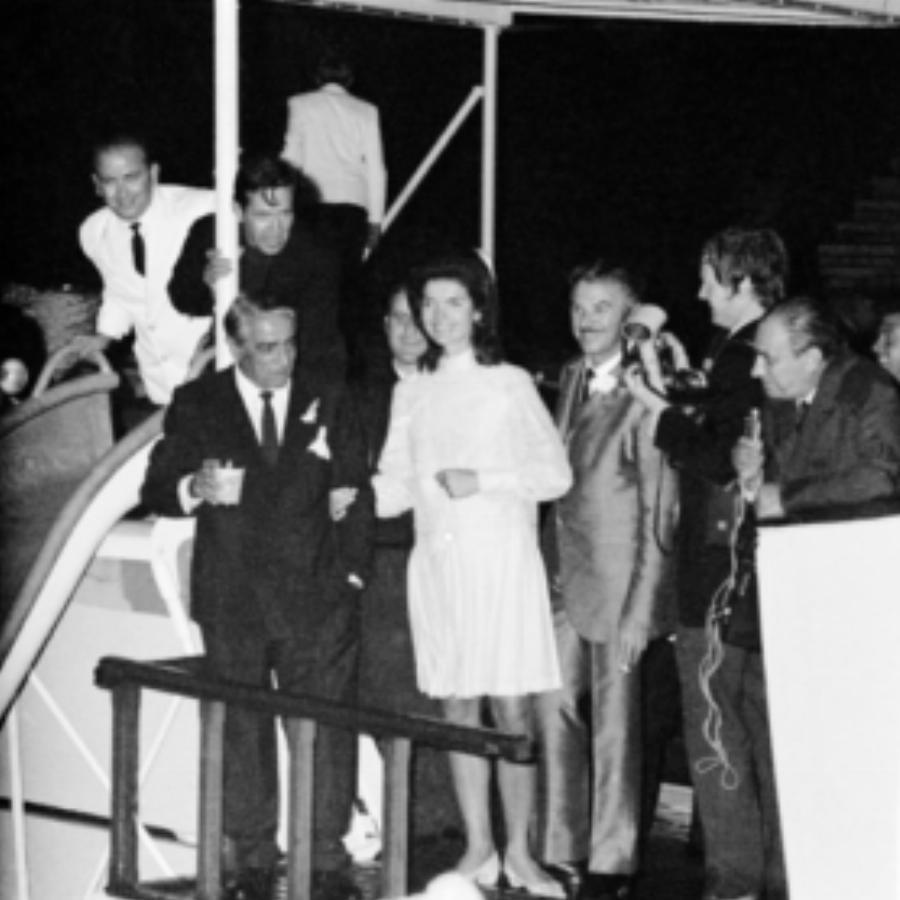 Η μυθική θαλαμηγός «Χριστίνα»: Το πλωτό παλάτι του Ωνάση, τα θρυλικά πάρτι, ο γάμος με την Τζάκι Κένεντι και η πισίνα – πίστα χορού