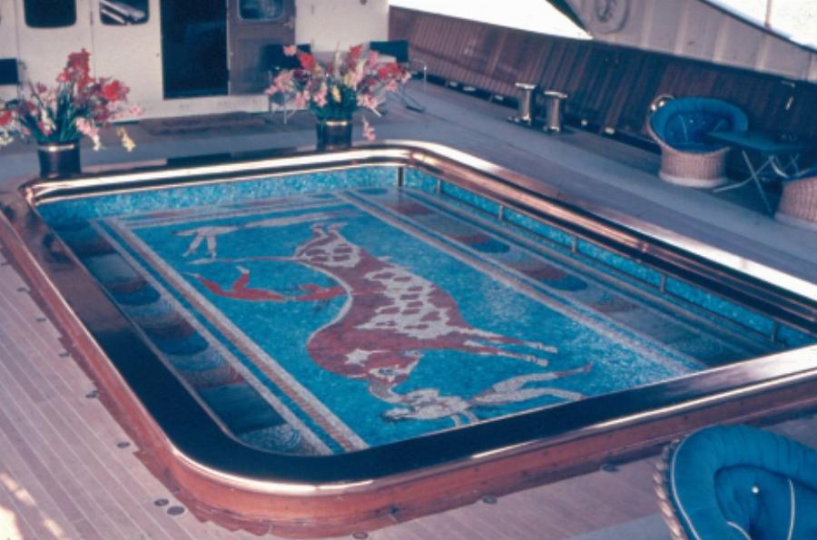 Η μυθική θαλαμηγός «Χριστίνα»: Το πλωτό παλάτι του Ωνάση, τα θρυλικά πάρτι, ο γάμος με την Τζάκι Κένεντι και η πισίνα – πίστα χορού