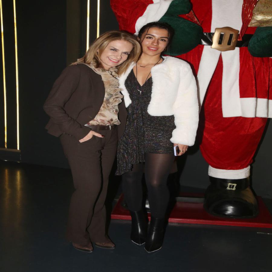 Πιο εντυπωσιακές και από τις μητέρες τους: Οι 4 κόρες διάσημων Ελληνίδων που είναι πια δεσποινίδες και πανέμορφες κοπέλες