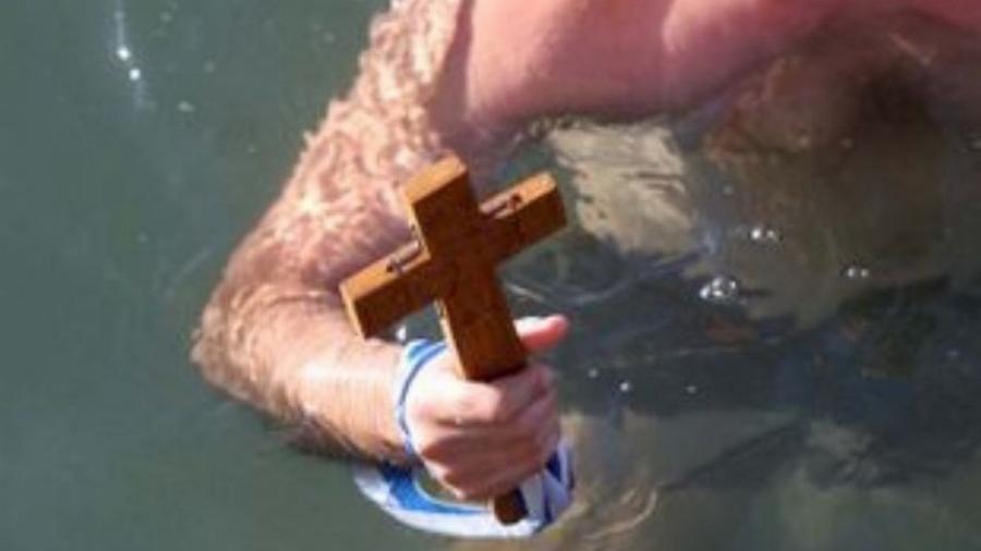 Σταυρός: Ο λόγος που τον κάνουμε με το δεξί χέρι και όσα συμβολίζουν τα 2 κάτω δάχτυλα που είναι κλειστά