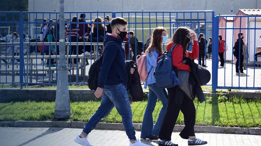 Εκτός σχολείου ο καθηγητής που προσέβαλε μαθητή ο οποίος φορούσε φούστα