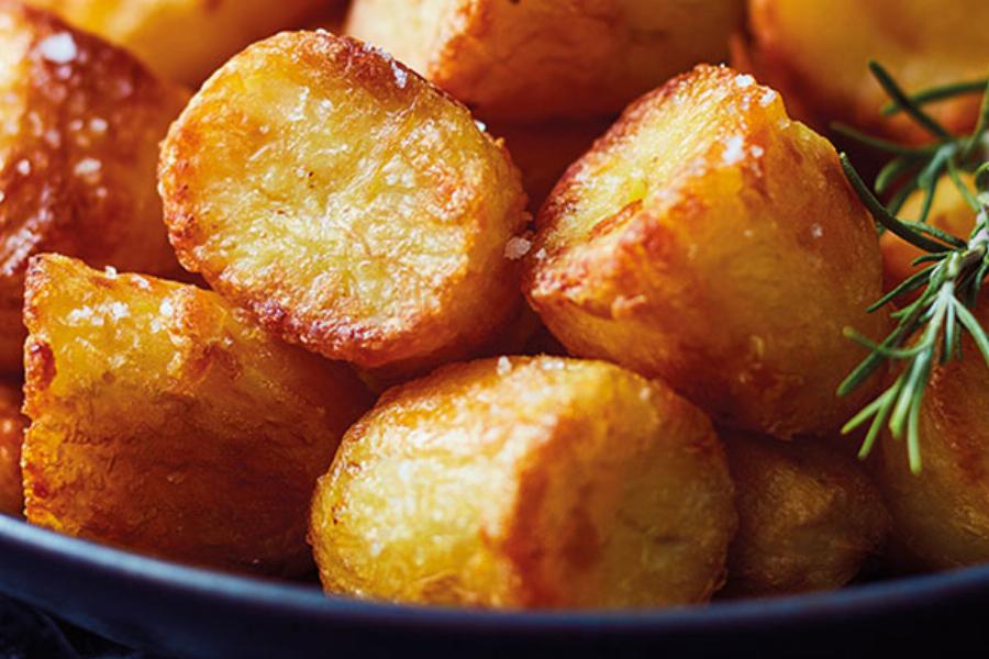 Πατάτες φούρνου: Το μυστικό για ένα τραγανό και πεντανόστιμο αποτέλεσμα χωρίς περιττά λάδια