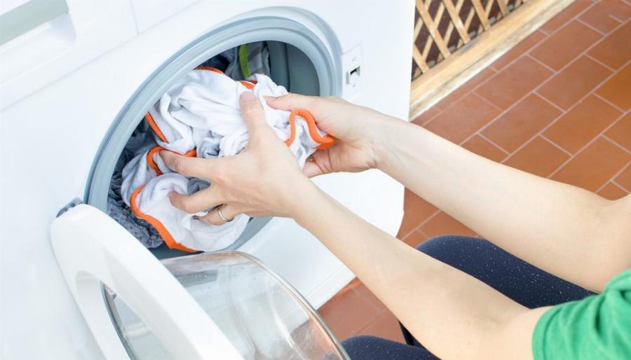 Πλυντήριο ρούχων: Βάζει ασπιρίνες στο πλύσιμο και το αποτέλεσμα θα σας αφήσει άφωνους
