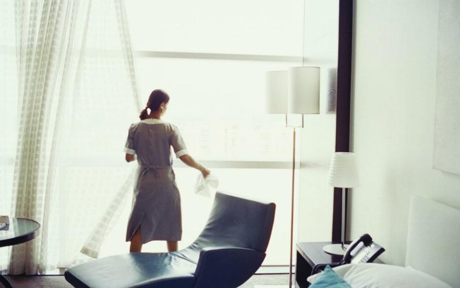 Σύντομο και αποτελεσματικό καθάρισμα: Τα 7 κόλπα που κάνουν οι καμαριέρες και μας λύνουν τα χέρια