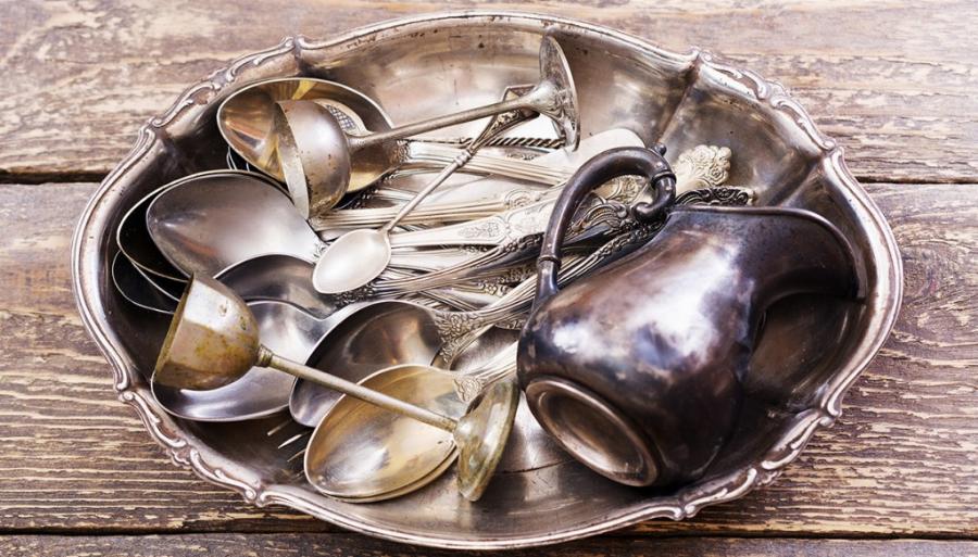 Το εύκολο σπιτικό κόλπο για ένα σωστό γυάλισμα των ασημικών και μόνο με 1 υλικό