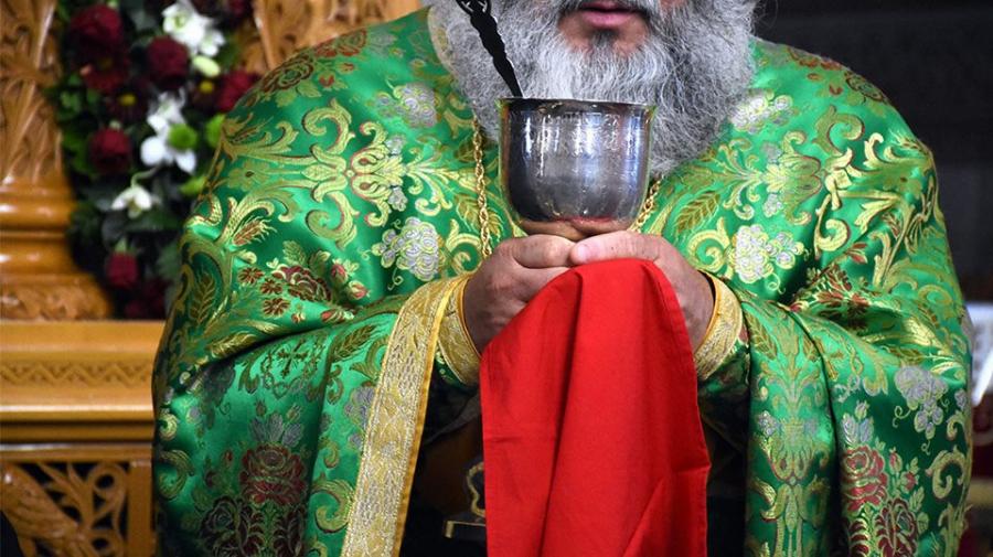 Θεία μετάληψη: Κοινώνησε με φόβο Θεού, διαφορετικά μείνε μακριά