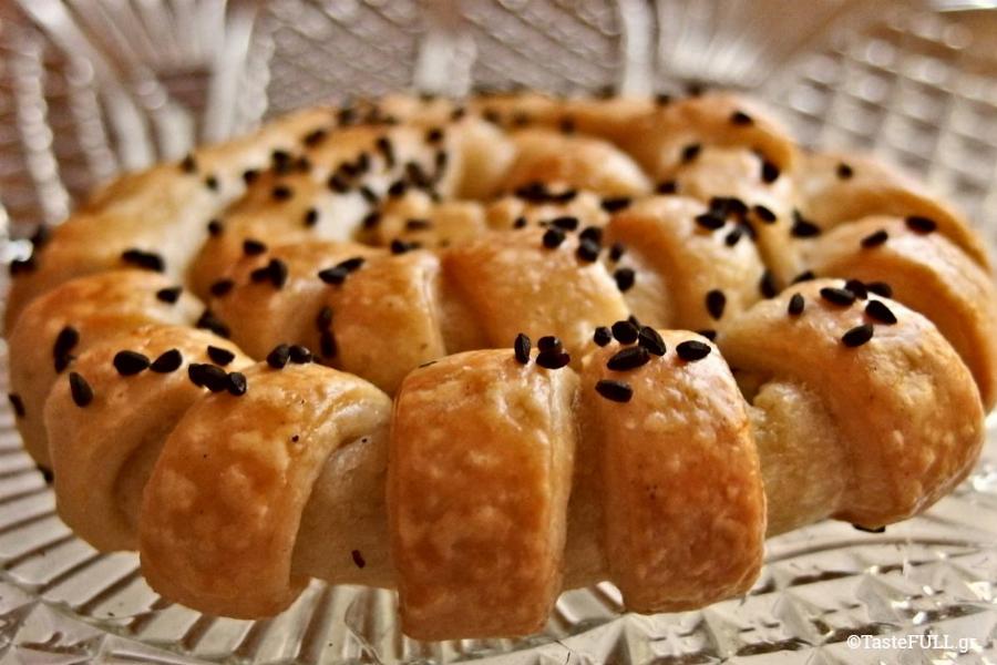 Αφράτη τυρόπιτα της μαμάς: Εύκολη συνταγή χωρίς φύλλο – Με φθηνά υλικά και ελάχιστες θερμίδες