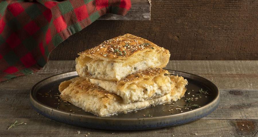 Πανεύκολη και πεντανόστιμη τυρόπιτα σαν της γιαγιάς: Ο Άκης Πετρετζίκης δίνει την ωραιότερη συνταγή