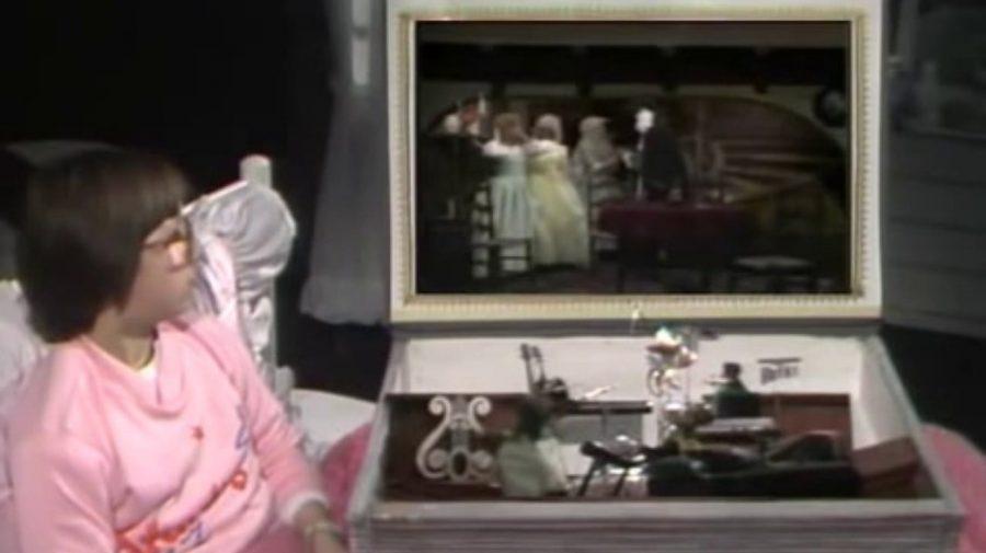 «Του κουτιού τα παραμύθια»: Η παιδική σειρά με την Παρασκευούλα, τον Ρούχλα και τα παιδιά της δεκαετίας του ’80