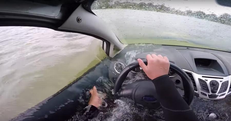 Θα σας σώσει τη ζωή: Πως να αποδράσεις από ένα αυτοκίνητο που βυθίζεται στο νερό