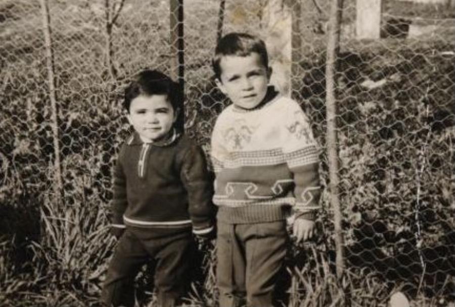 Τρύφωνας Σαμαράς: Τα παιδικά χρόνια, η ζωή με τη μητέρα του, η ομοιότητα με τον αδερφό του και τα αστρονομικά ποσά για ένα χτένισμα