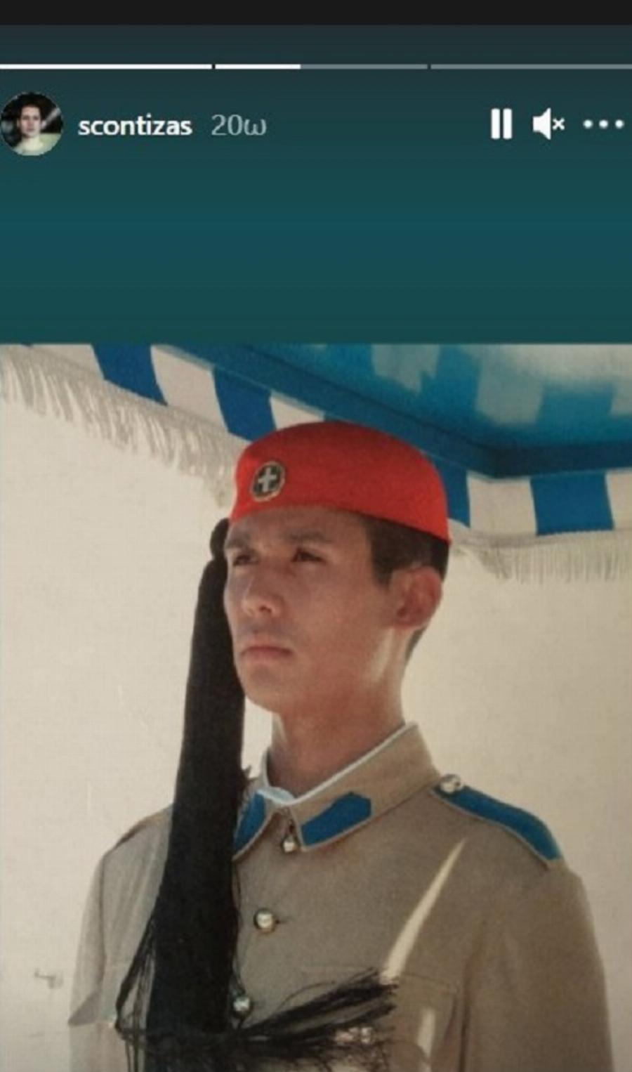 Σωτήρης Κοντιζάς: Η σπάνια εικόνα του ως Εύζωνας και η αστεία αντίδραση των Ασιατών τουριστών