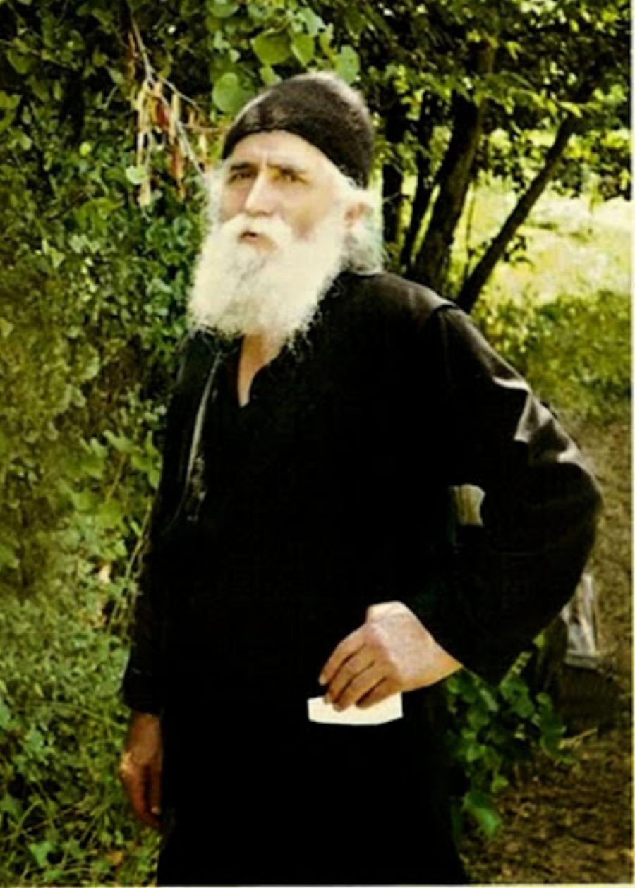 Άγιος Παΐσιος: «Ο Θεός ότι δεν είναι σωστό θα το πετάξει»