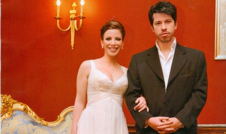 Αντελίνα και Χάρης Βαρθακούρης: Οι σπάνιες γαμήλιες φωτογραφίες, το ονειρεμένο νυφικό και οι διάσημοι κουμπάροι