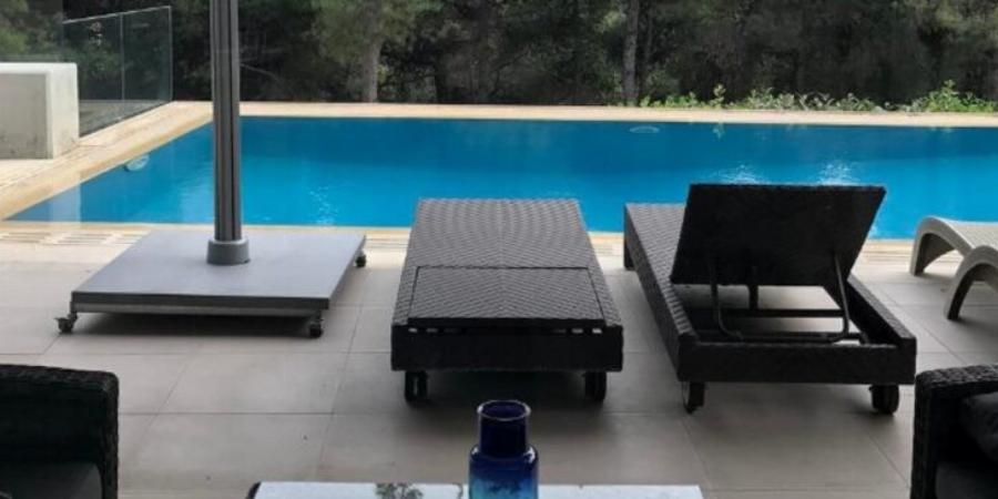 Βίλα βγαλμένη από παραμύθι:  Το υπερπολυτελές σπίτι του Μένιου Φουρθιώτη με τις δύο πισίνες και τον τεράστιο κήπο