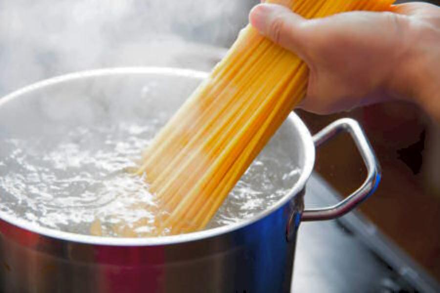 Μαγειρικό λάθος: Αυτές είναι οι 2 συχνές κινήσεις που κάνουμε και καταστρέφουν τα μακαρόνια