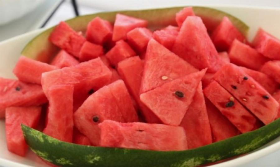 Καρπούζι: Ενυδατώνει, προστατεύει από τις καρδιακές παθήσεις, το κρυολόγημα, το άσθμα και έχει υψηλή περιεκτικότητα σε βιταμίνες