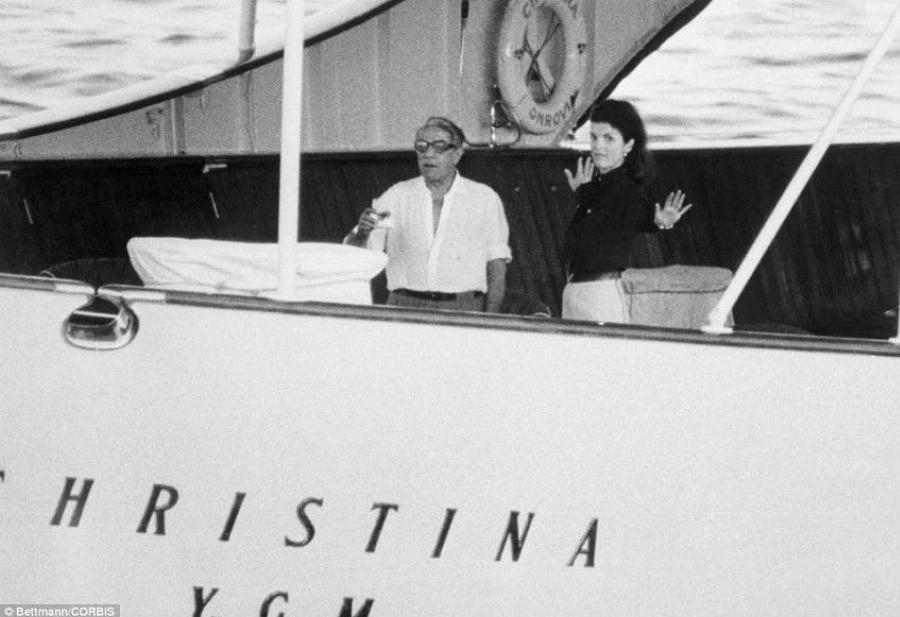 Η μυθική θαλαμηγός «Χριστίνα»: Το πλωτό παλάτι του Ωνάση, τα θρυλικά πάρτι, ο γάμος με την Τζάκι Κένεντι και η πισίνα – πίστα χορού