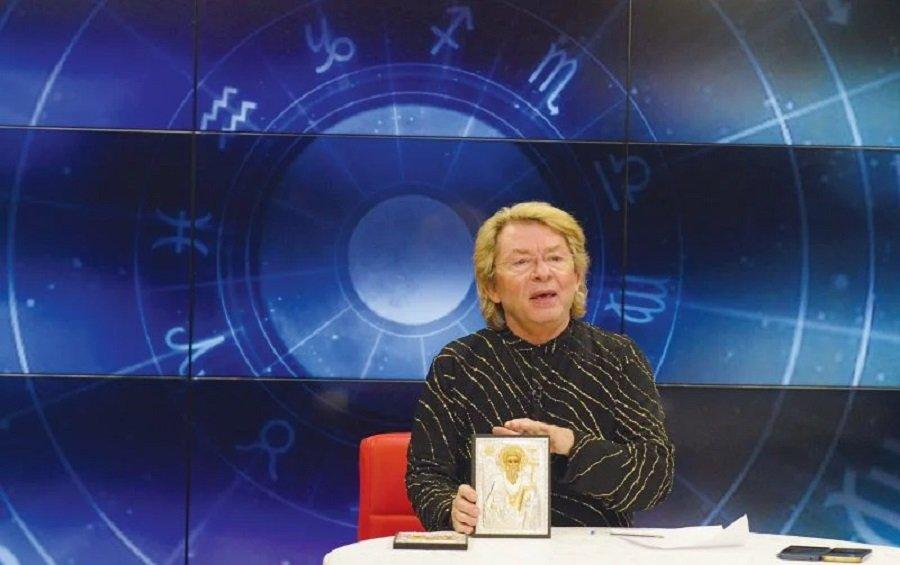 Νίκος Χορταρέας: Πέταξε τα ράσα και επέστρεψε στην τηλεόραση για να λύνει μάγια