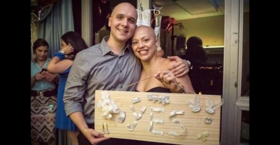 Έχασε τα μαλλιά της από χημειοθεραπείες και ο σύντροφός της ξύρισε το κεφάλι του και της έκανε πρόταση γάμου